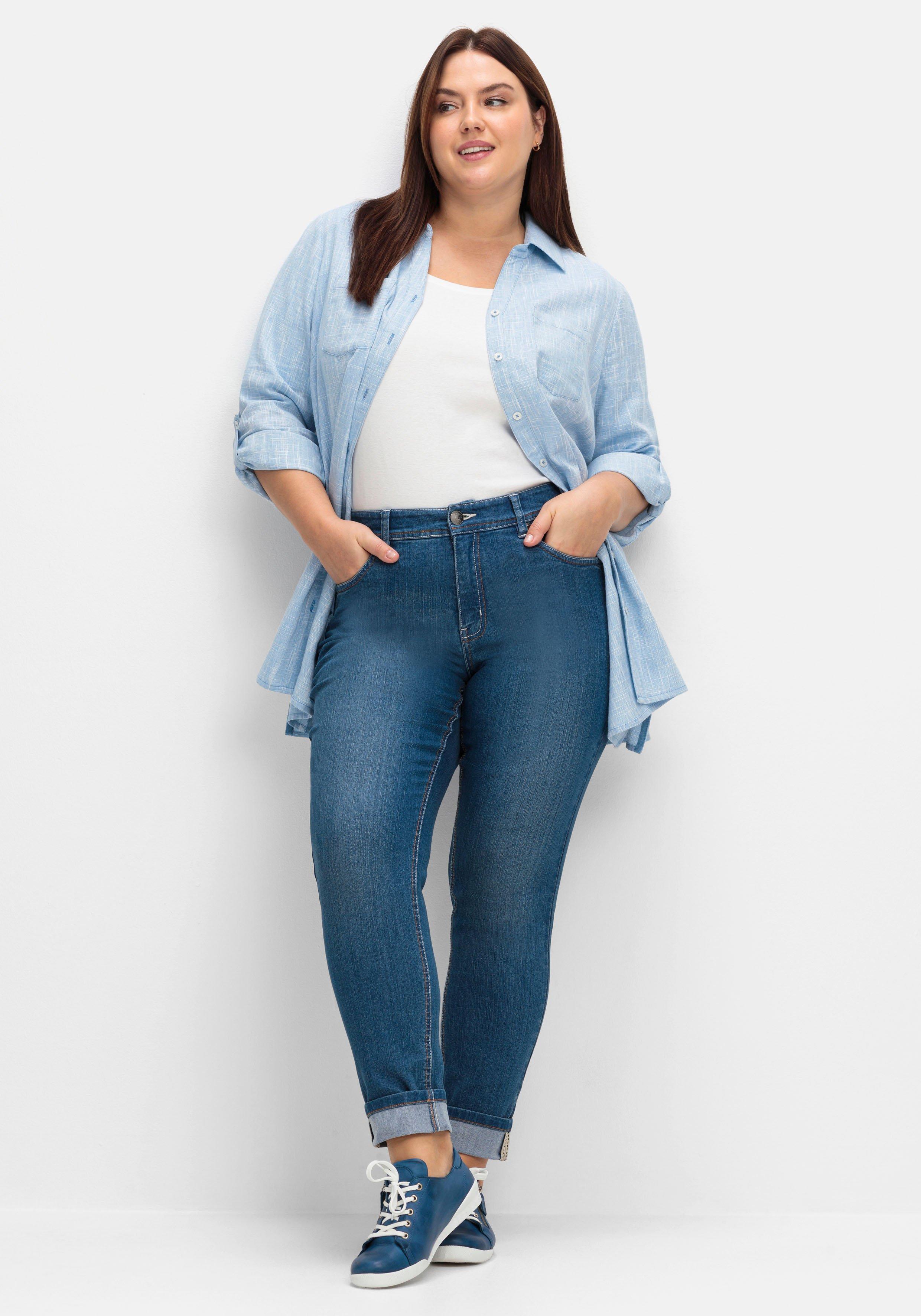 sheego Schmale Jeans mit Kontrastnähten - blue Denim sheego