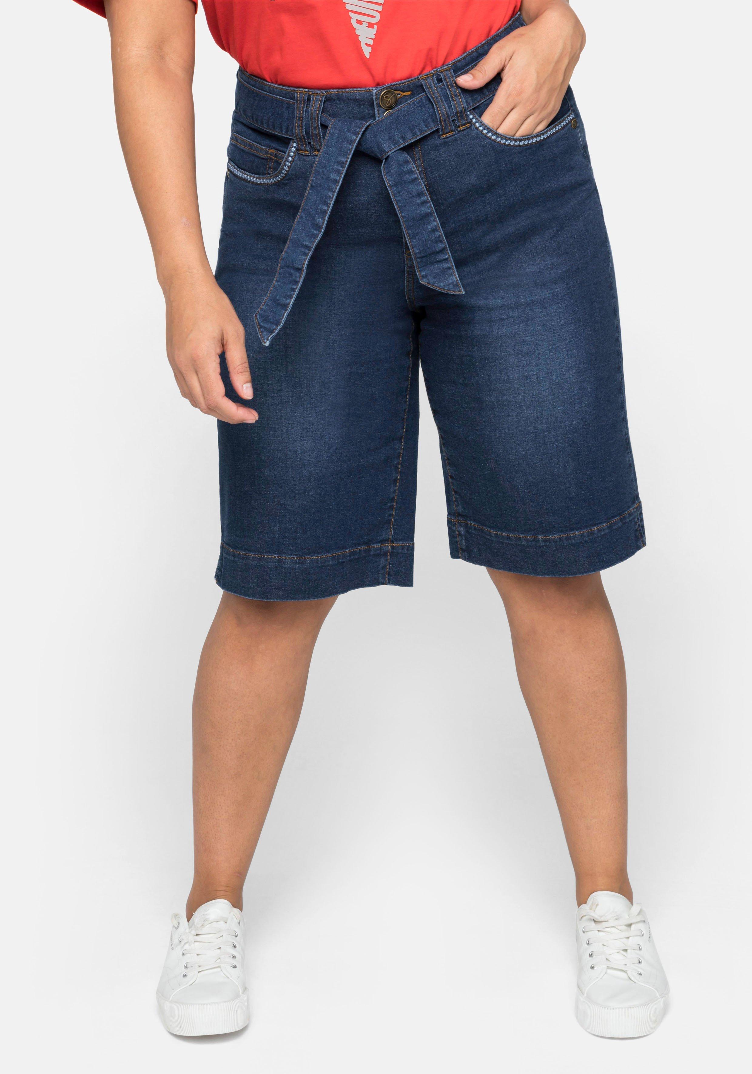 sheego Jeansbermudas mit breitem Bund und Bindegürtel - blue Denim sheego