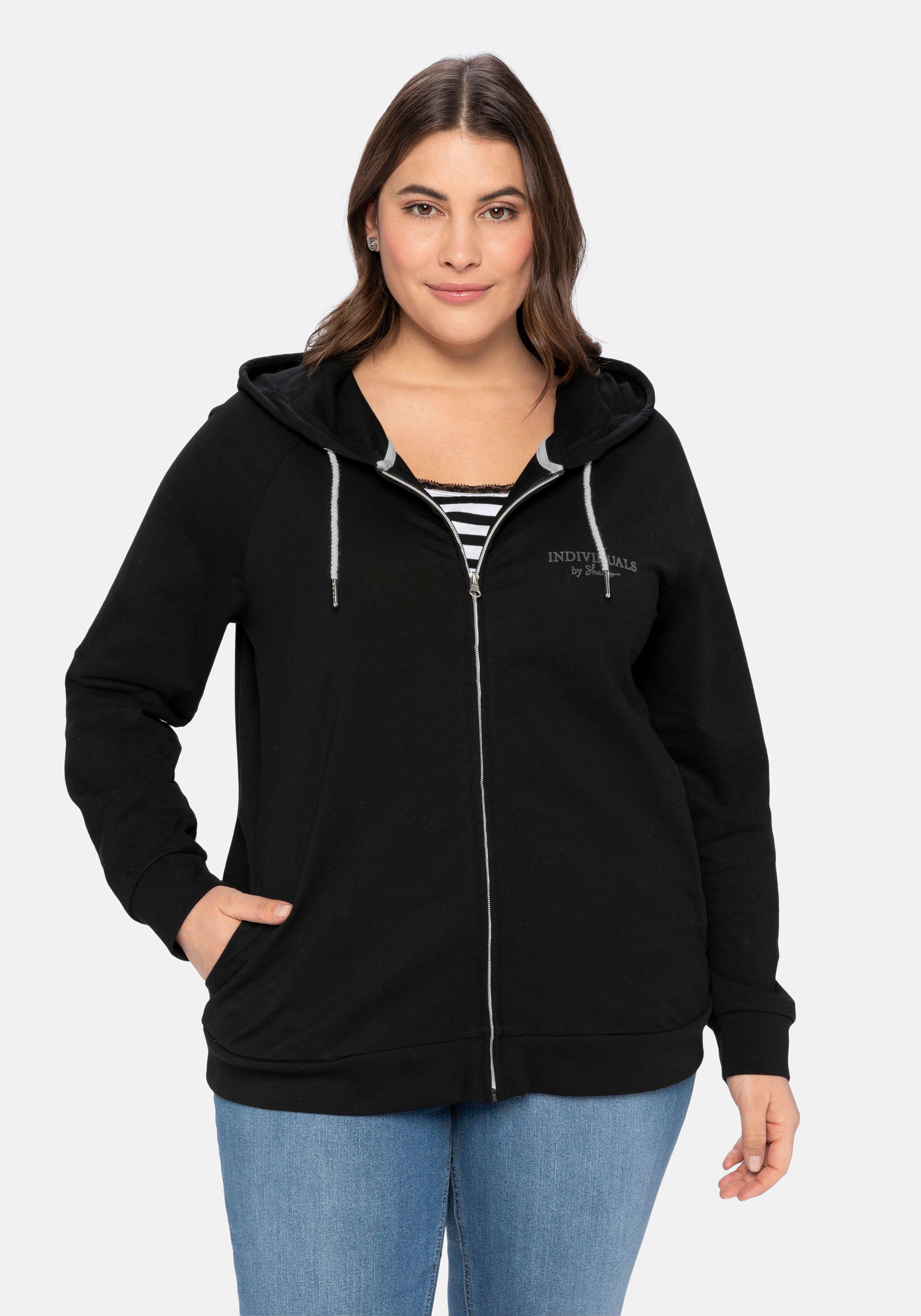 - und schwarz Kapuze kleinem sheego | Sweatjacke Brust-Print mit