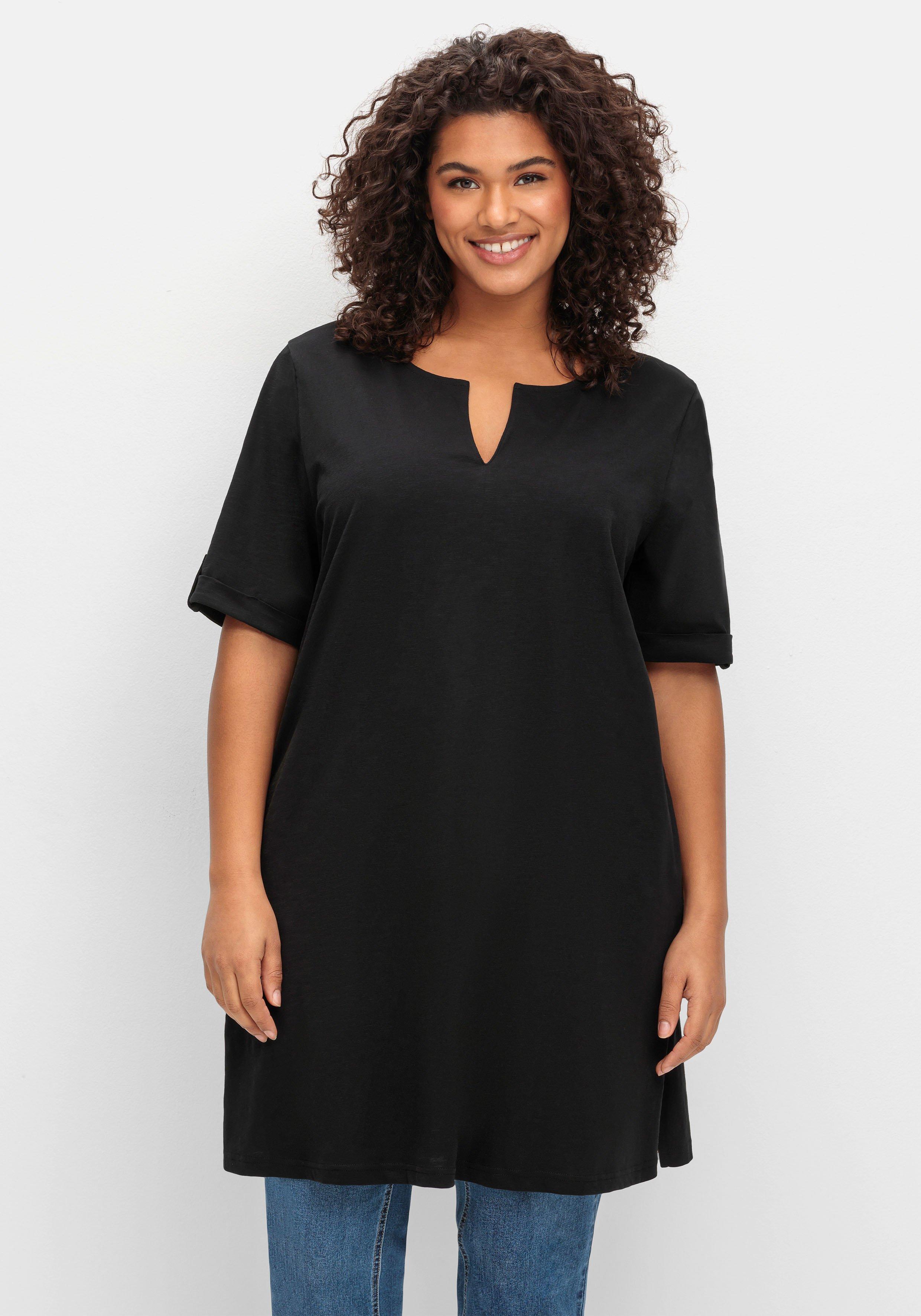 sheego Longshirt mit geschlitztem Ausschnitt - schwarz sheego