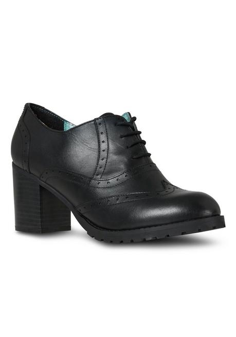 Schuhe mit Lochmuster und Blockabsätzen - schwarz - 40