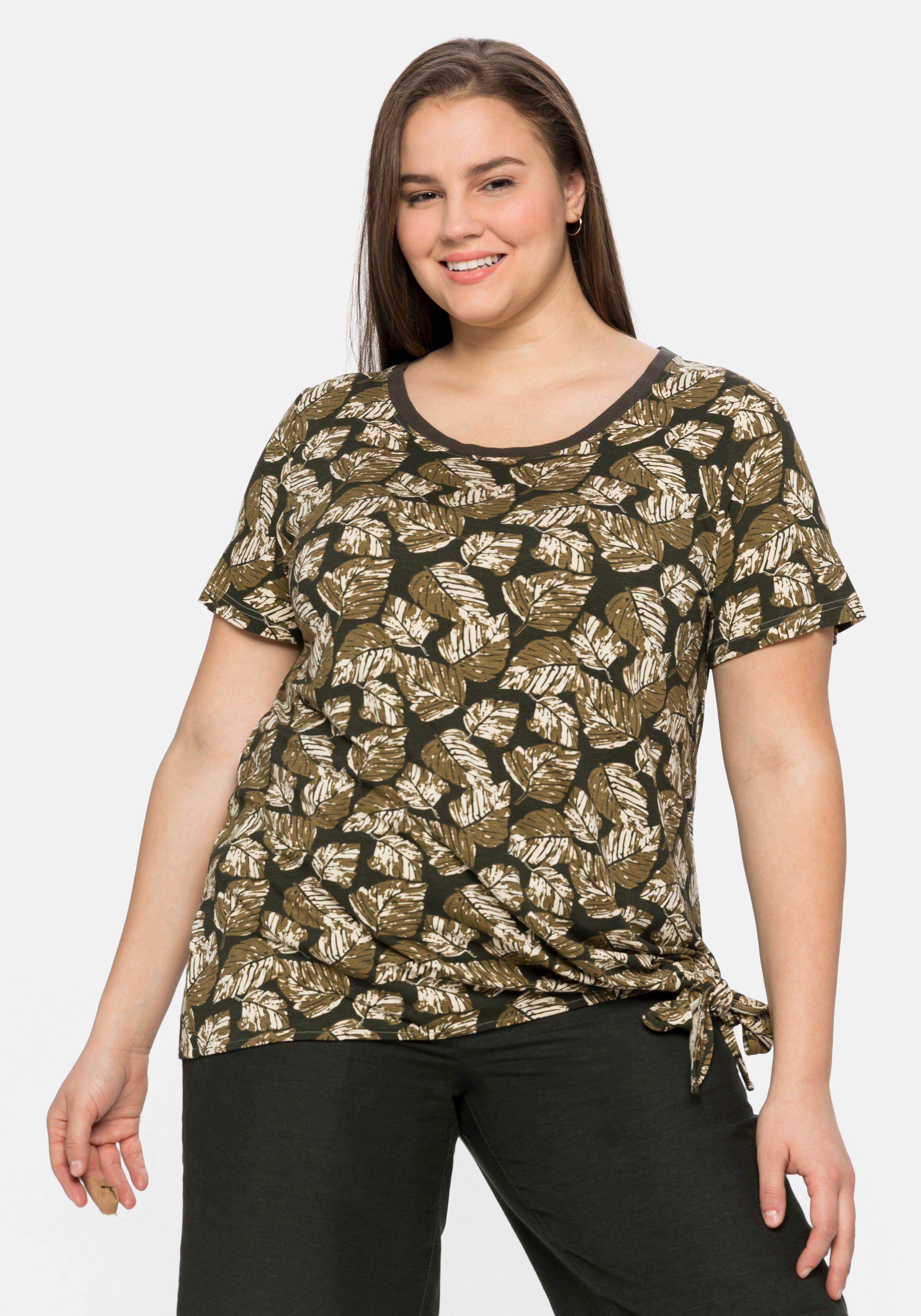 Shirt mit Blätterprint und Knoten am Saum - dunkeloliv bedruckt | sheego