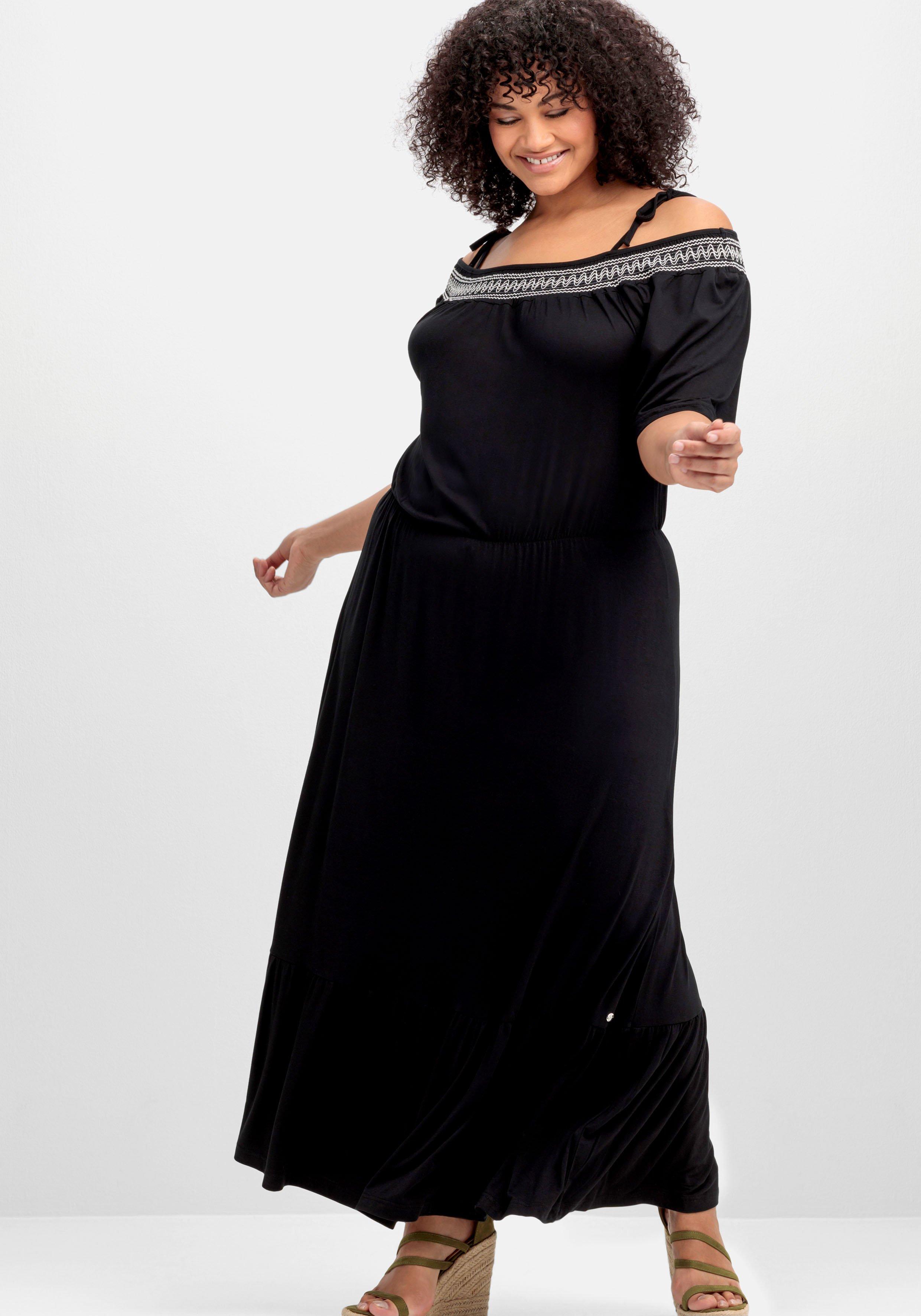 sheego Strandkleid mit Carmenausschnitt und Volants - schwarz sheego