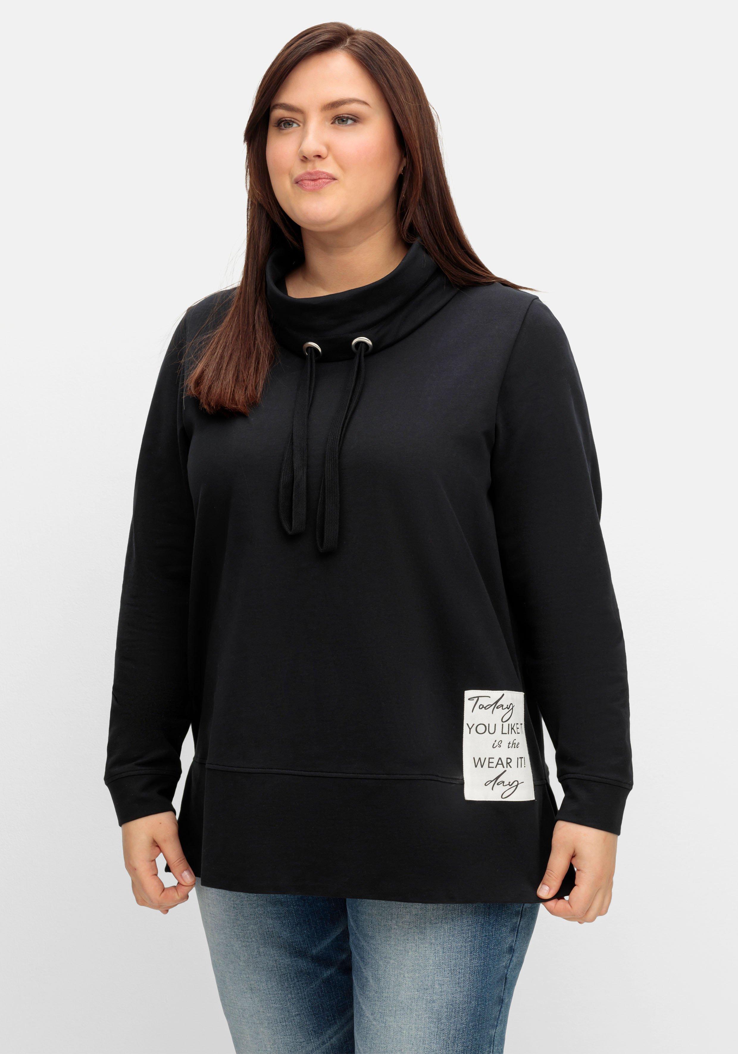 sheego Sweatshirt mit Stehkragen und Applikation seitlich - schwarz sheego