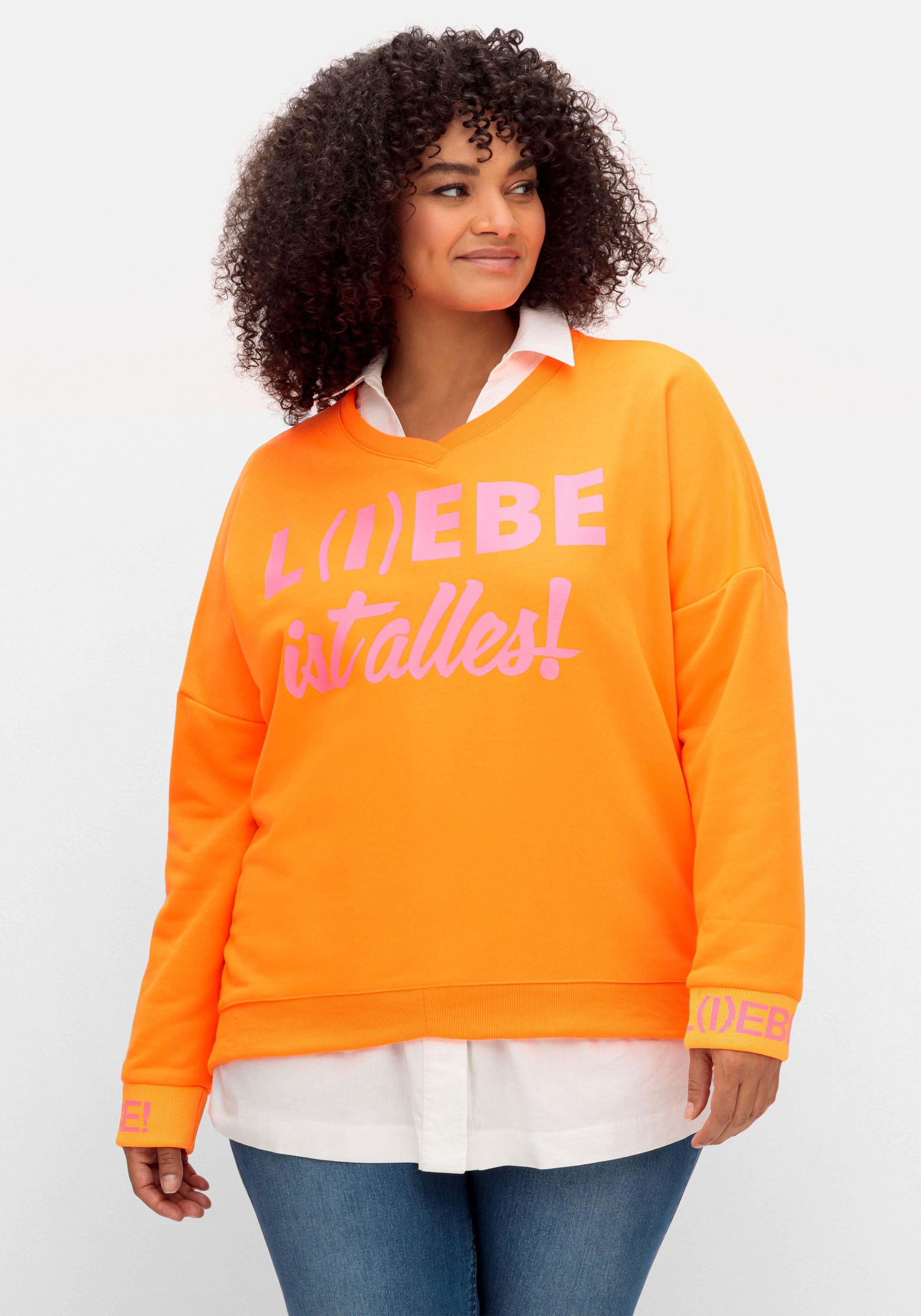 sheego loves miss goodlife Sweatshirt mit Wordingprints und V-Ausschnitt - orange bedruckt sheego