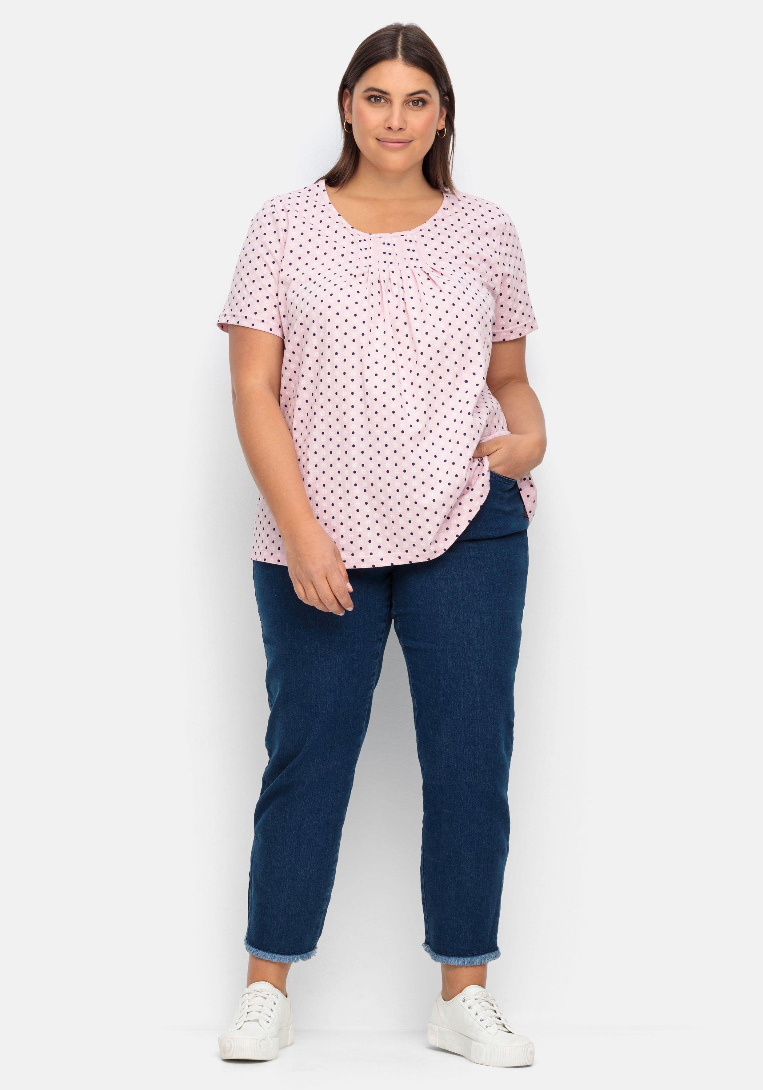 am bedruckt Ausschnitt sheego Shirt mit rosa - und Minimalprint Falten |