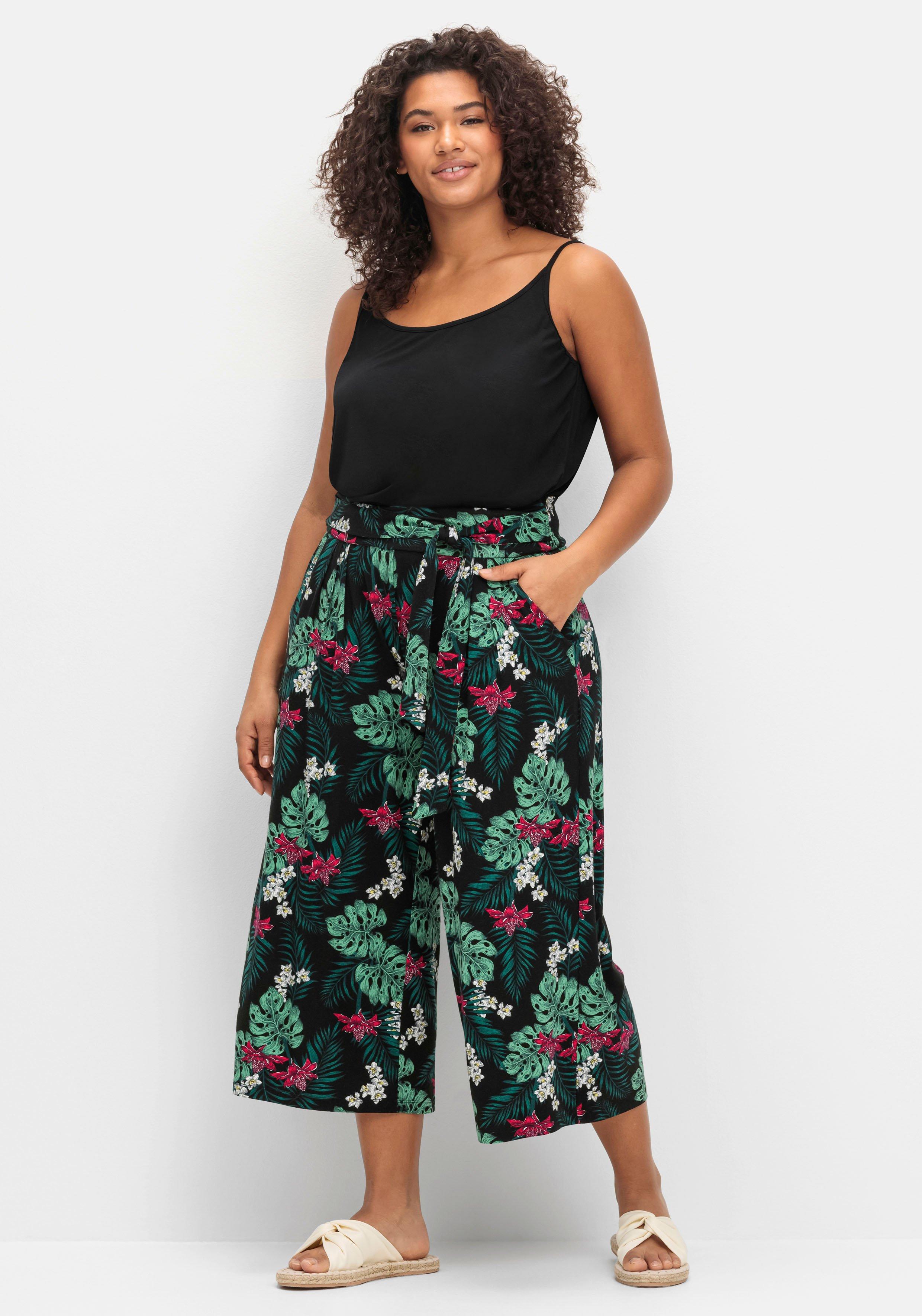 sheego Sommerhose mit tropischem Print, in Culotte-Form - schwarz gemustert sheego