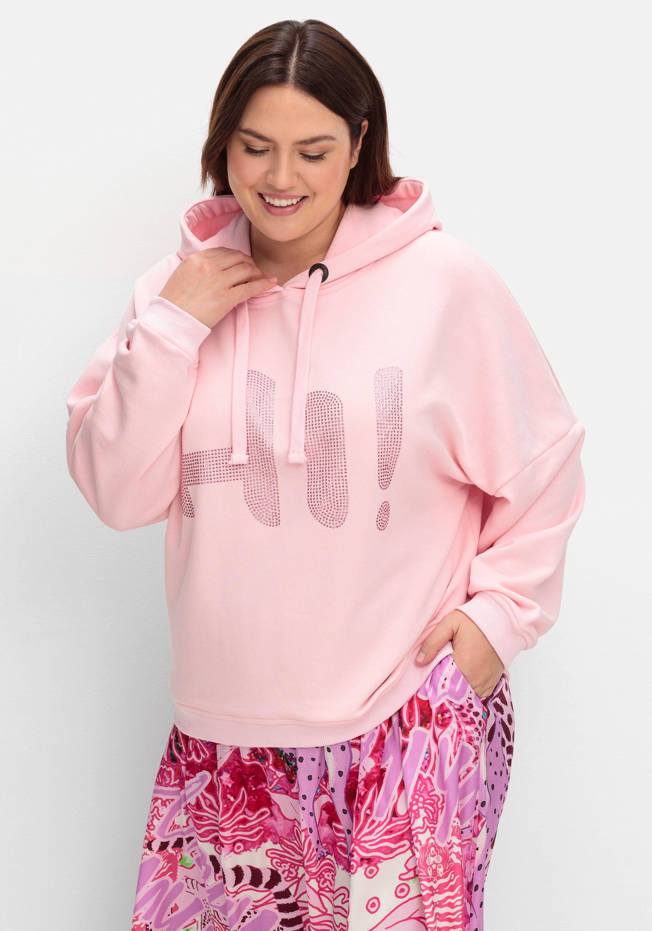 sheego loves miss goodlife Kapuzensweatshirt mit Glitzersteinen und Rückenprint - rosa bedruckt sheego