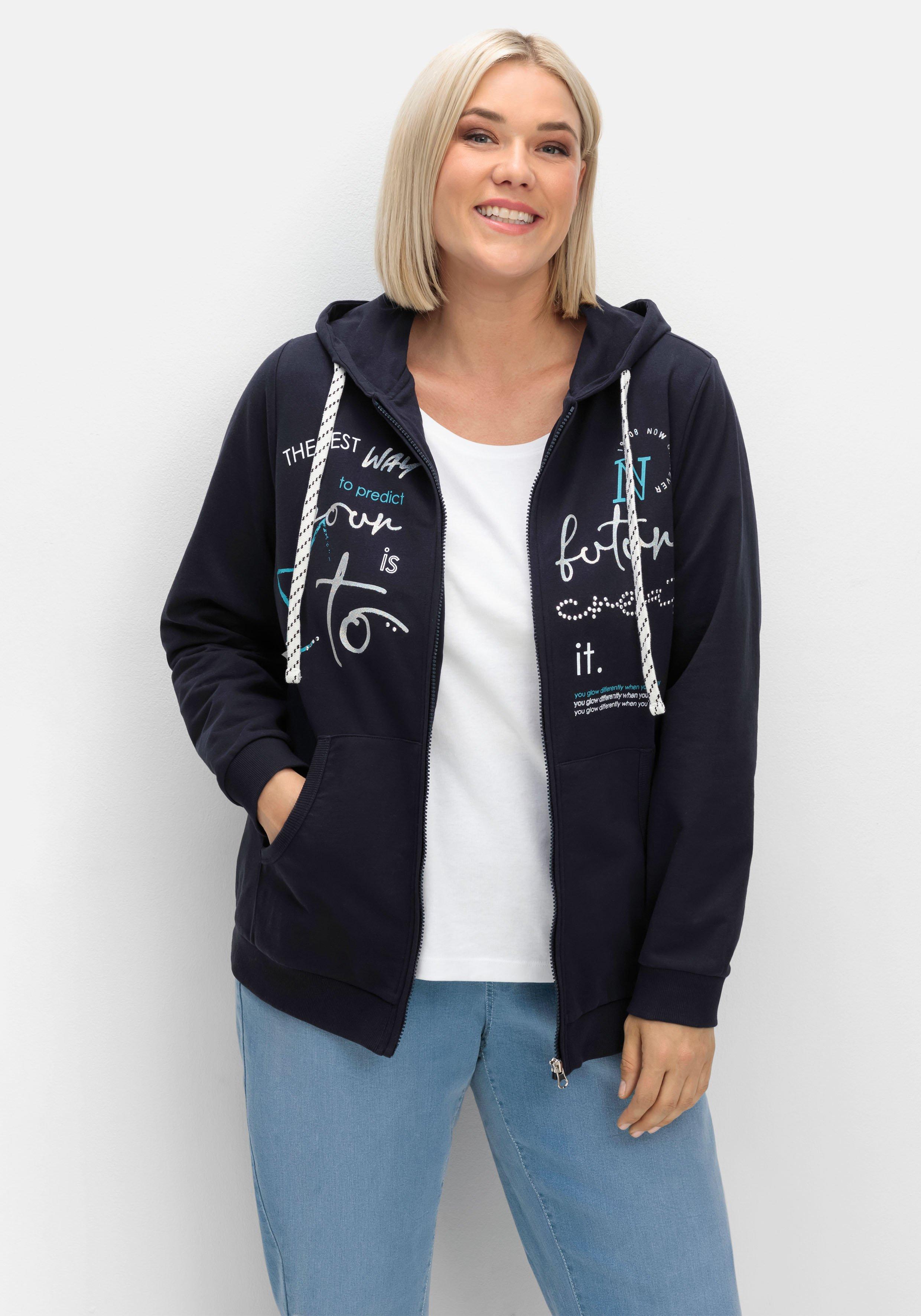 sheego Kapuzensweatjacke mit Print und Kängurutasche - marine sheego