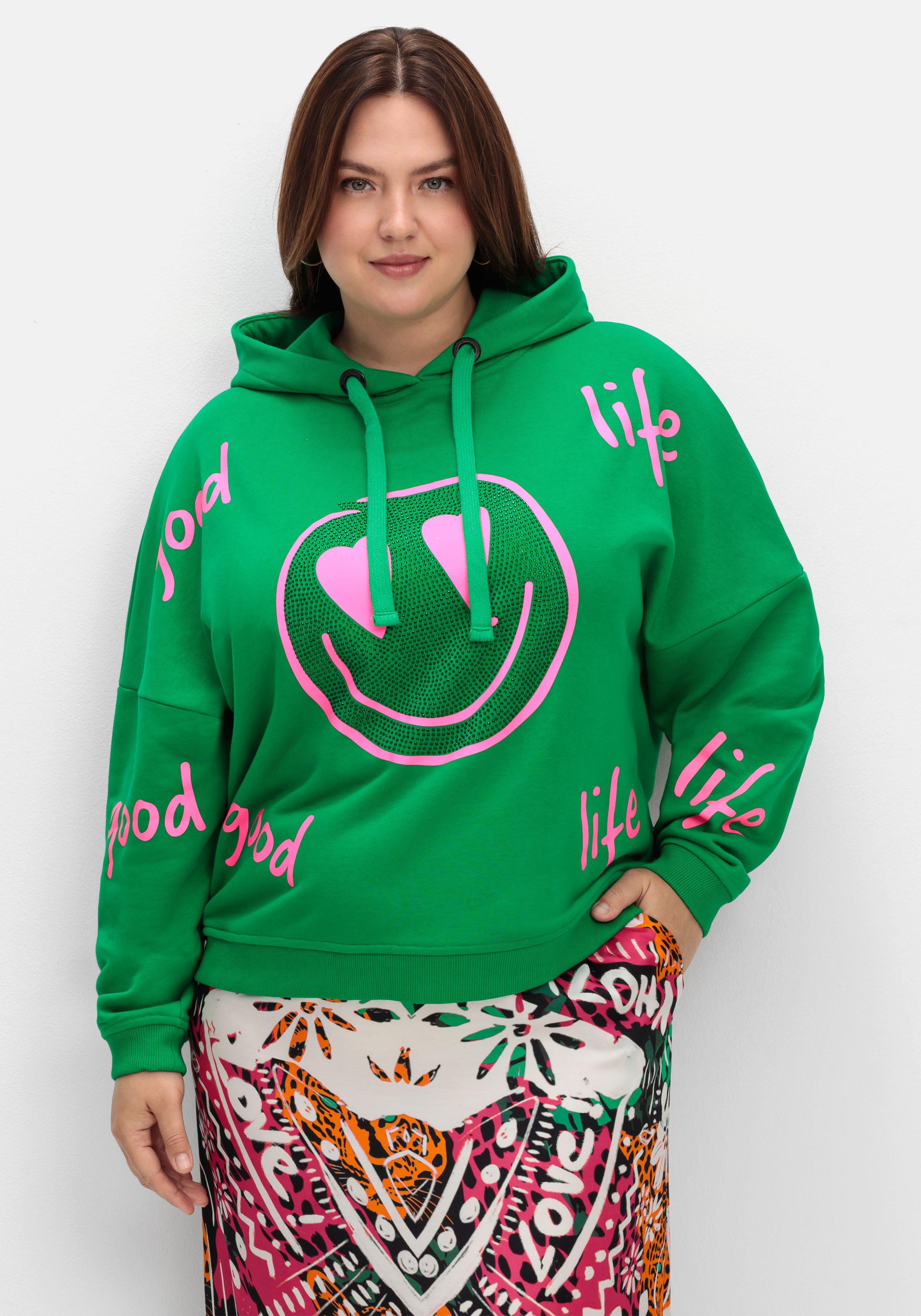 sheego loves miss goodlife Kapuzensweatshirt mit Smiley-Druck und Glitzersteinen - dunkelgrün bedruckt sheego