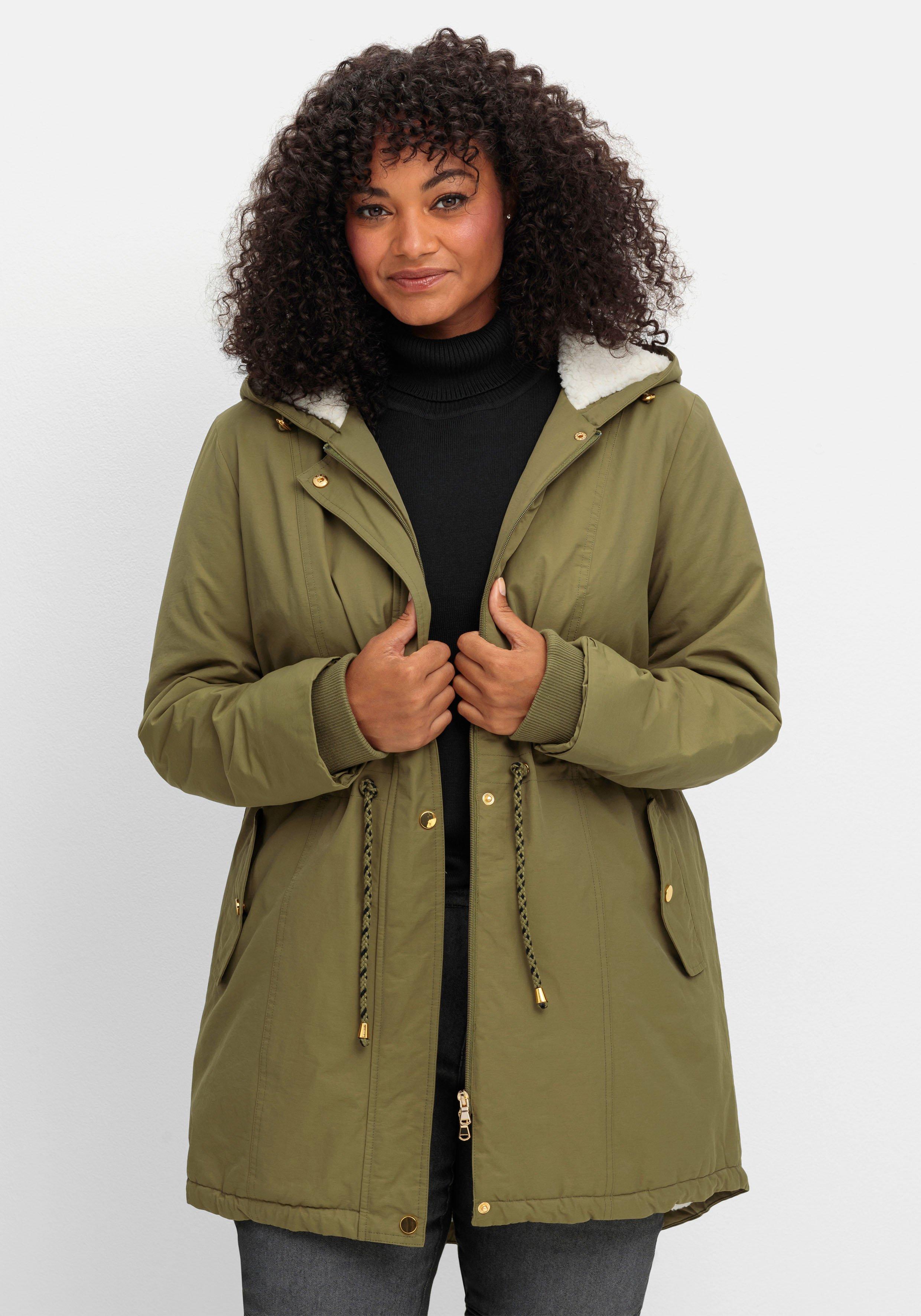 sheego Wattierte Jacke im Parka-Stil mit kuscheliger Kapuze - oliv sheego